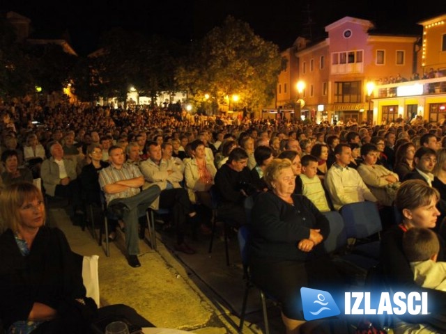 3. Susret klapa Labin 2009. pred ispunjenim trgom pod voditeljskom palicom Korane Gvozdić