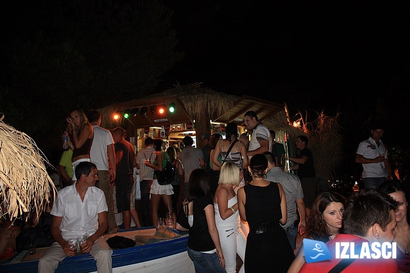 Barracuda Beach Bar u znaku zgodnih cura 